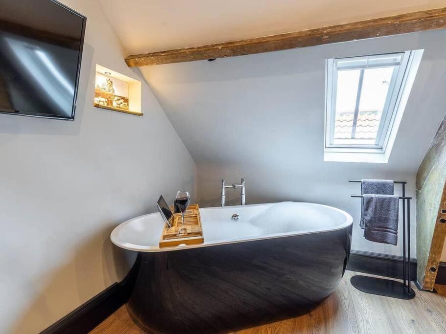 One Over Eight - Luxury One Bed Apartment Whitby Bagian luar foto